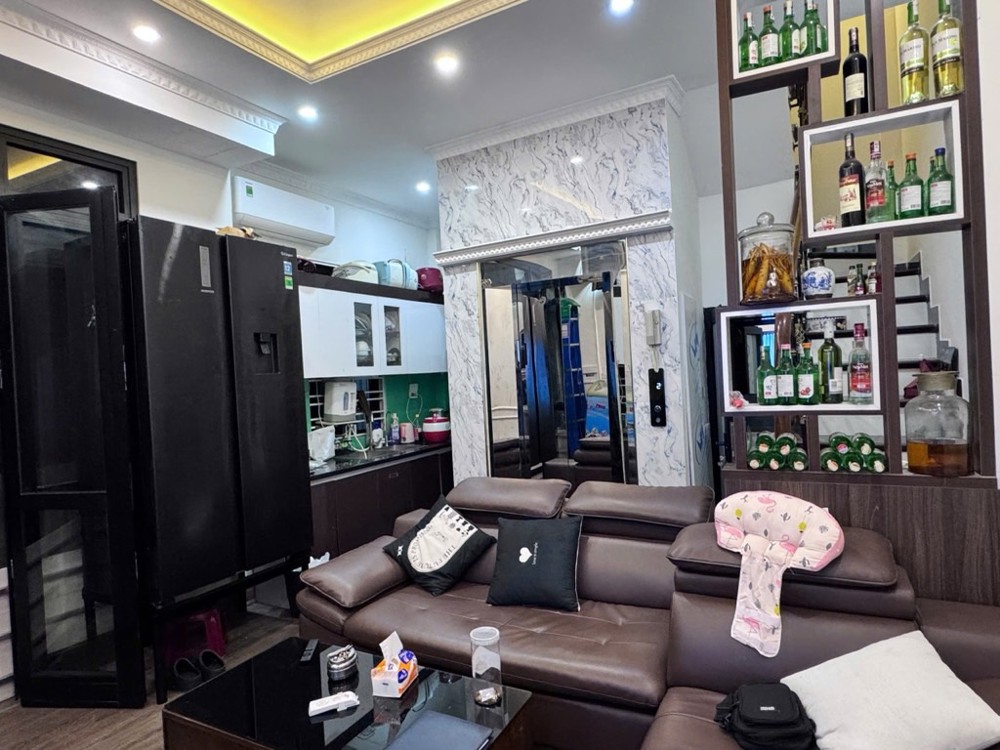 Siêu Hiếm ! Chỉ hơn 8 tỷ. Nhà 6T thang máy. Cách 1 nhà ra mặt phố Ngọc Lâm, 2 nhà ra Hồ, view hồ