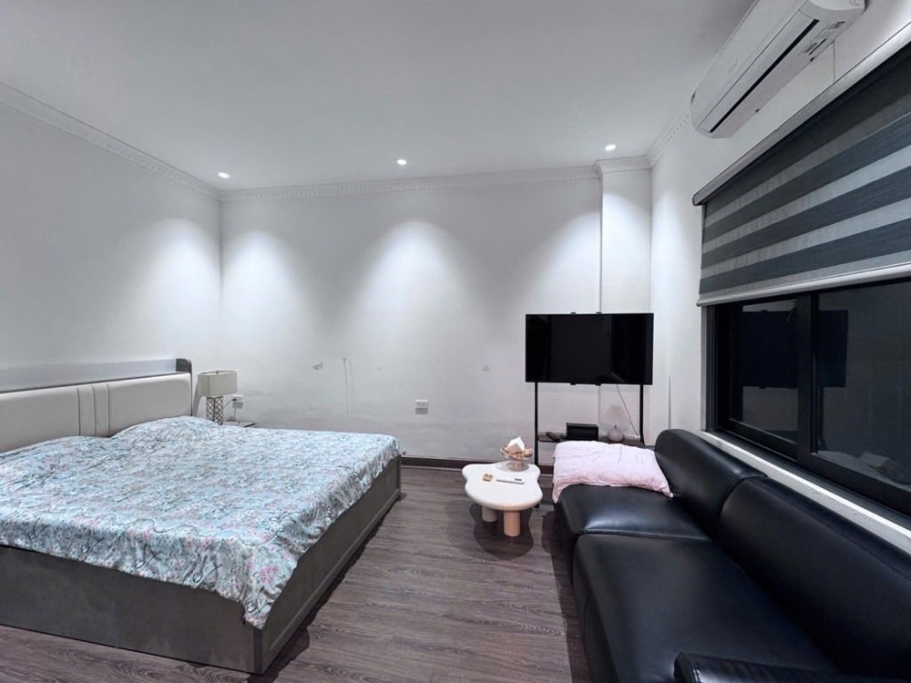 Siêu Hiếm ! Chỉ hơn 8 tỷ. Nhà 6T thang máy. Cách 1 nhà ra mặt phố Ngọc Lâm, 2 nhà ra Hồ, view hồ