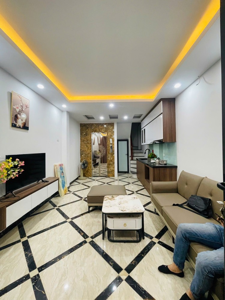 Bán Nhà Dương Văn Bé 37m2. 5 tầng. mặt tiền 3.5m. giá 11 tỷ Hai Bà Trưng Hà Nội