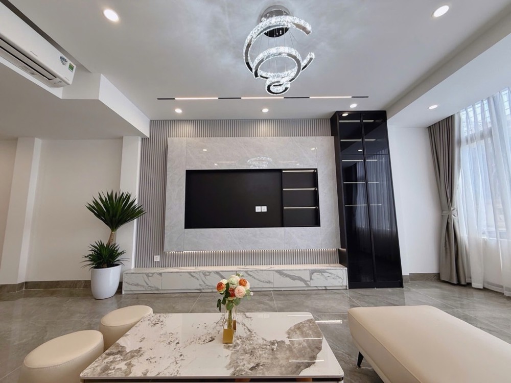 Bán nhà Ngọc Thuỵ 45m x 7T thang máy, gara oto tránh, giá 14t5 còn tl