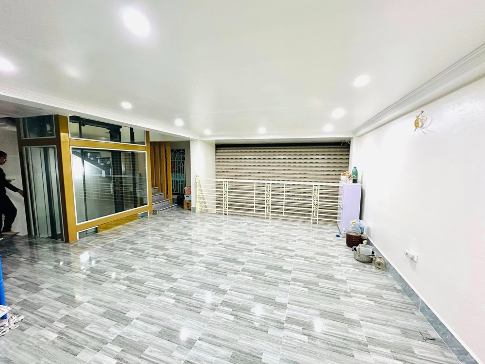 PHÂN LÔ HOÀNG QUỐC VIỆT 48M 6T NHỈNH 17 TỶ - VỈA HÈ - Ô TÔ VÀO NHÀ - HAI MẶT NGÕ- THANG MÁY- TẦM