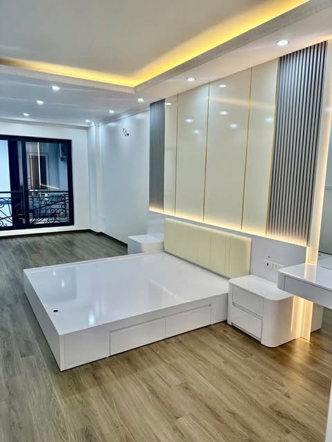 Nhà mặt phố ô tô tránh, mới xây xong, kinh doanh sầm uất, tiềm năng tăng giá tốt