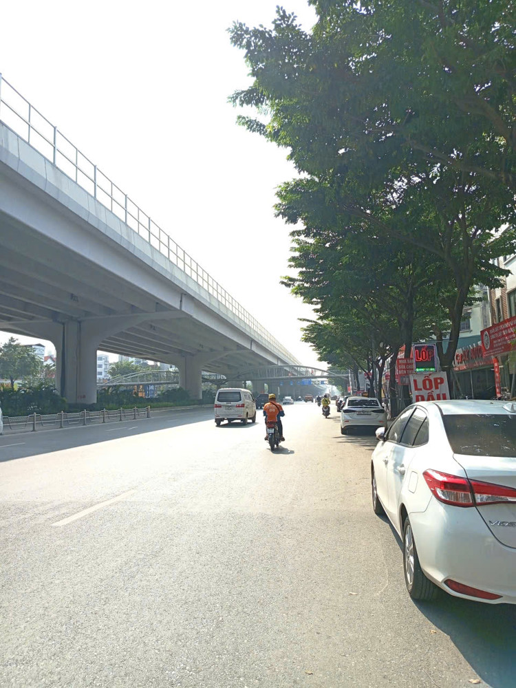 SIÊU PHẨM PHẠM VĂN ĐỒNG – BÁN ĐẤT TẶNG NHÀ, Ô TÔ ĐỖ CỬA– NGÕ THÔNG KINH DOANH – 33M2, 7.7 TỶ