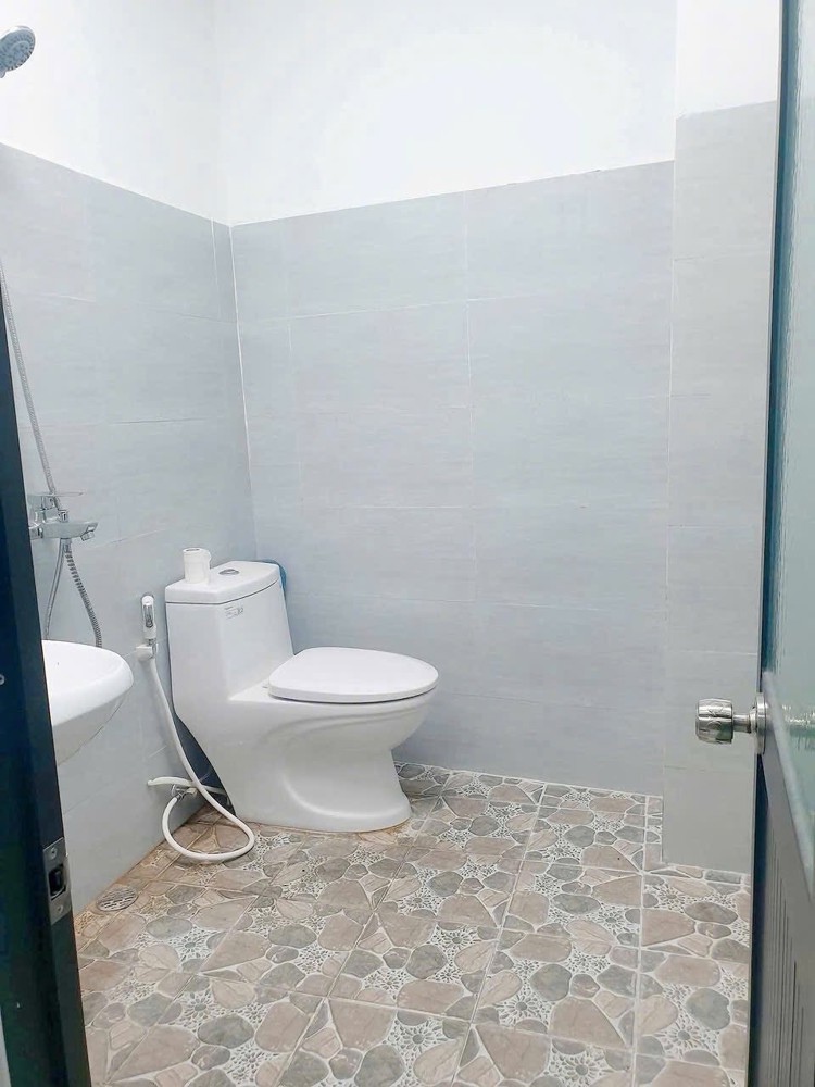 BÁN NHÀ 2 TẦNG KINH DOANH MẶT TIỀN ĐƯỜNG NGUYỄN TẤT THÀNH