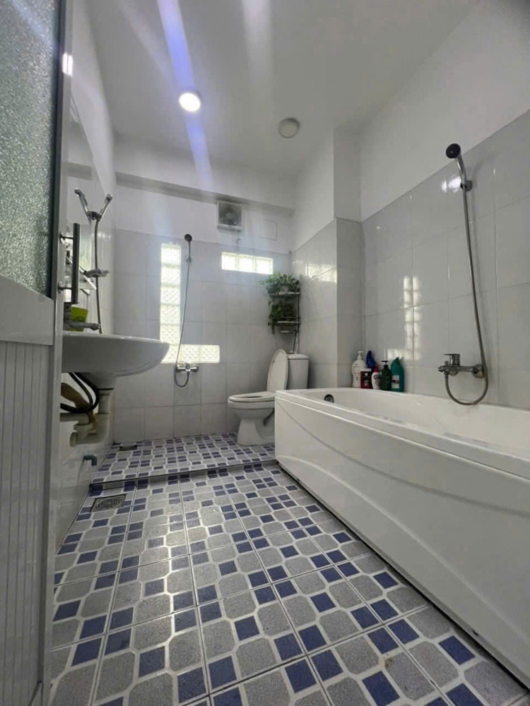 NHÀ MẶT TIỀN TÔ KÝ 6, HÓC MÔN VỊ TRÍ ĐẸP NHÀ TRỆT 4 LẦU THANG MÁY CHỈ 11.5 TỶ!