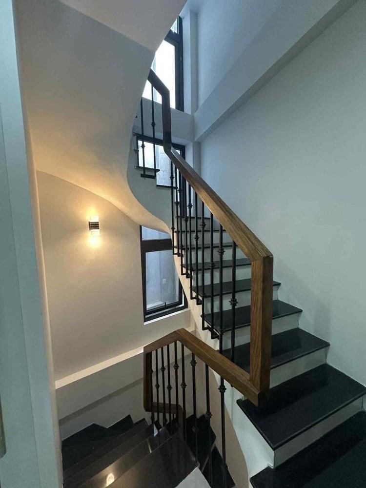 TRUNG TÂM CẦU GIẤY PHỐ DƯƠNG QUẢNG HÀM 40M, 6T NHỈNH 9 TỶ- NHÀ MỚI THANG MÁY