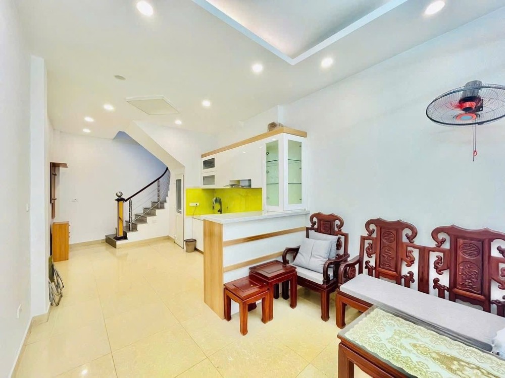 Bán Nhá Ngõ Văn Hương 38m2. 5 tầng. mặt tiền 3.2m. giá 8.5 Tỷ Đống Đa Hà Nội