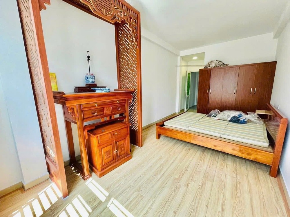 Bán Nhá Ngõ Văn Hương 38m2. 5 tầng. mặt tiền 3.2m. giá 8.5 Tỷ Đống Đa Hà Nội