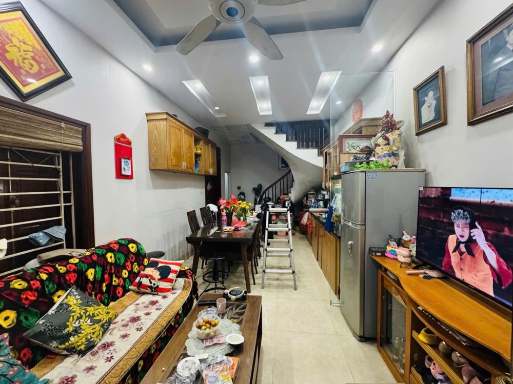 Bán nhà Hoàng Hoa Thám 38m2. 5 tầng. mặt tiền 3.5m. giá 10.5 Tỷ Ba Đình Hà Nội