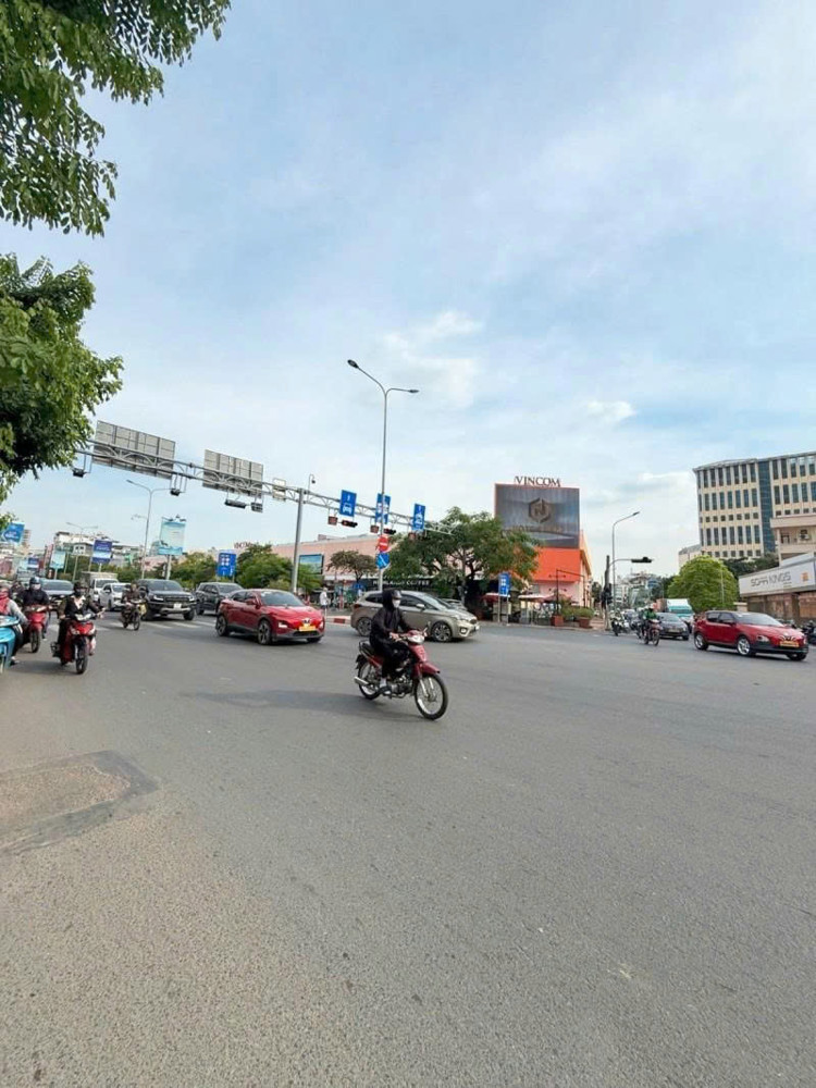 Bán nhà Mặt tiền Cộng Hòa -  ngay Út Tịch, đối điện VinCom, 4x24m, 2 tầng cũ, Sổ A4, 29,8 tỷ