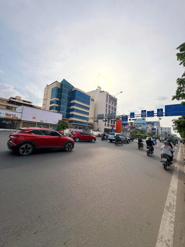 Bán nhà Mặt tiền Cộng Hòa -  ngay Út Tịch, đối điện VinCom, 4x24m, 2 tầng cũ, Sổ A4, 29,8 tỷ