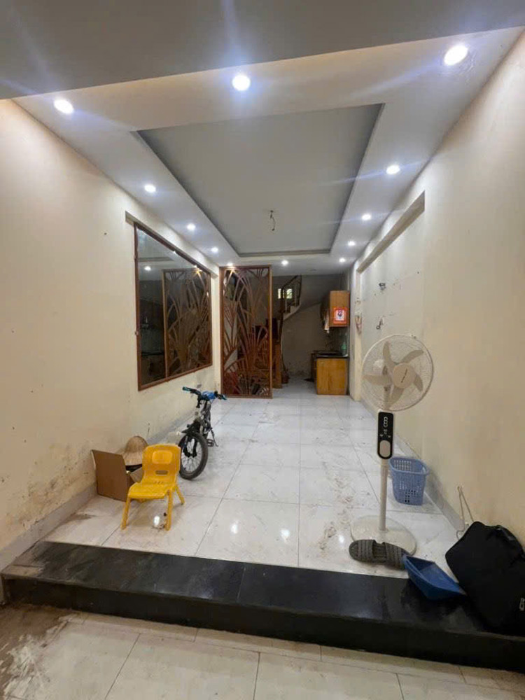 Nhà Lạc Long Quân 31m, 5 tầng, full đồ, oto qua nhà!