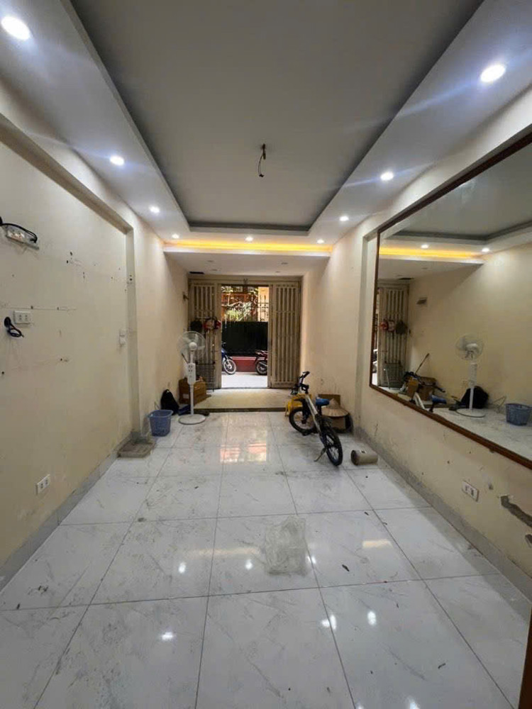 Nhà Lạc Long Quân 31m, 5 tầng, full đồ, oto qua nhà!