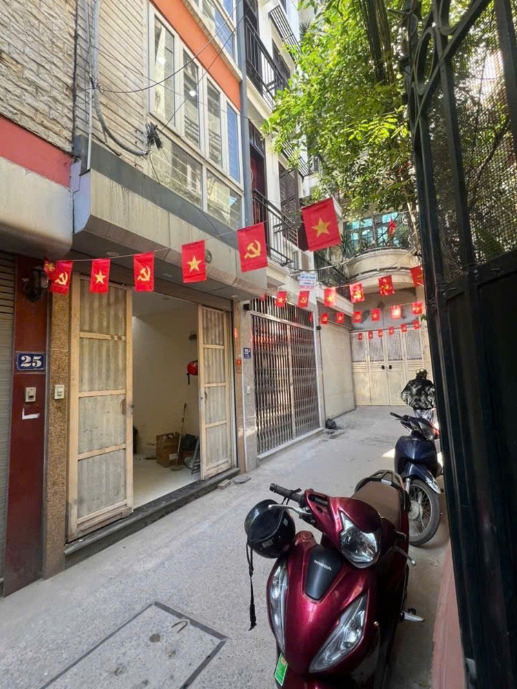 Nhà Lạc Long Quân 31m, 5 tầng, full đồ, oto qua nhà!