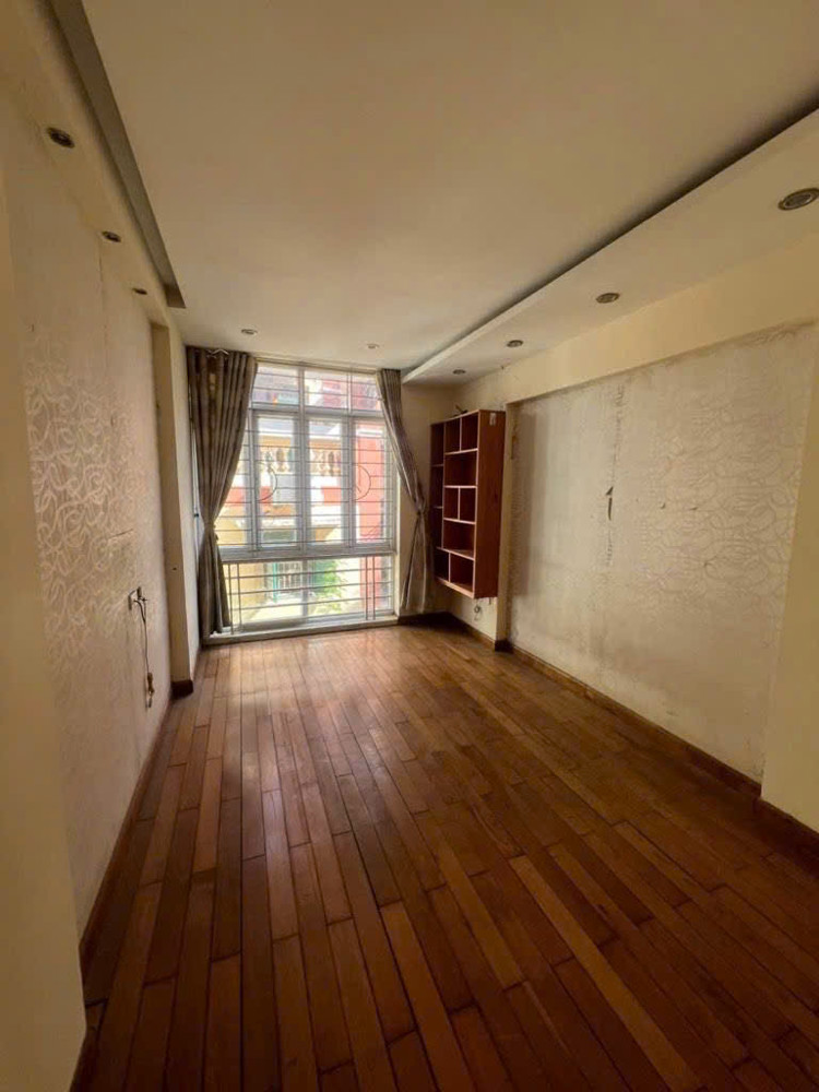 Nhà Lạc Long Quân 31m, 5 tầng, full đồ, oto qua nhà!