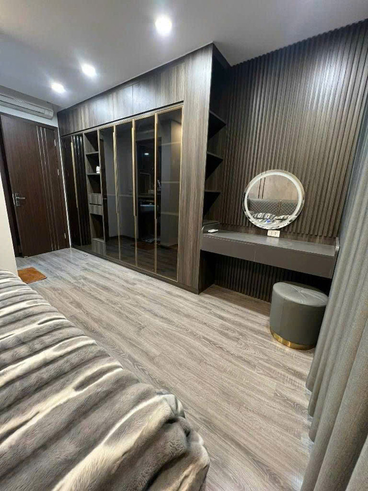 BÁN NHÀ NGÔ GIA TỰ LONG BIÊN,OTO VÀO NHÀ,LÔ GÓC,THANG MÁY,NỞ HẬU,42M