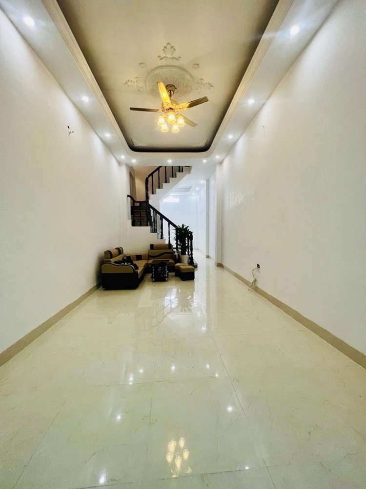 bán nhà cầu giấy 50m x4 tầng 12,3 tỷ,ngõ thông,lô góc,dân xây.full nội thất,gần ô tô