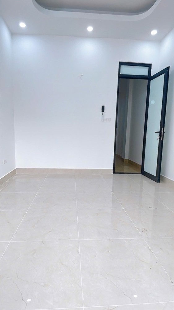 bán nhà cầu giấy 50m x4 tầng 12,3 tỷ,ngõ thông,lô góc,dân xây.full nội thất,gần ô tô