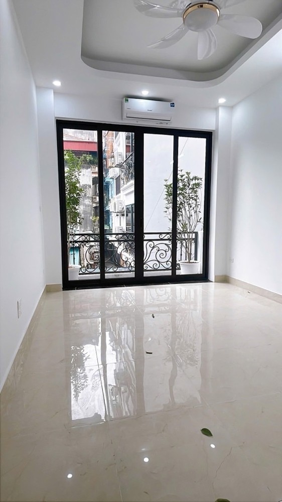 bán nhà cầu giấy 50m x4 tầng 12,3 tỷ,ngõ thông,lô góc,dân xây.full nội thất,gần ô tô