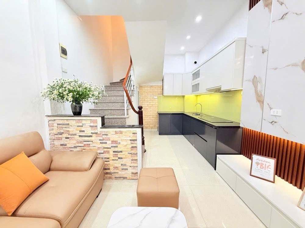 Nhà Lạc Long Quân 32m, 5 tầng, full đồ, nở hậu, 30m ra oto tránh!