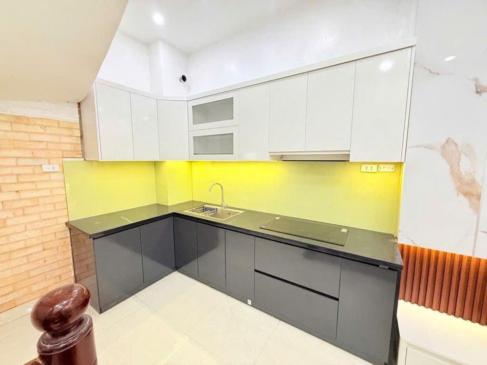 Nhà Lạc Long Quân 32m, 5 tầng, full đồ, nở hậu, 30m ra oto tránh!