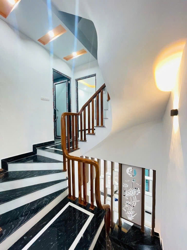 HIẾM HÓT!!- NHÀ ĐẠI ÁNG GẦN HỒ ĐIỀU HOÀ - GẦN NHIỀU TIỆN ÍCH - Ở SƯỚNG