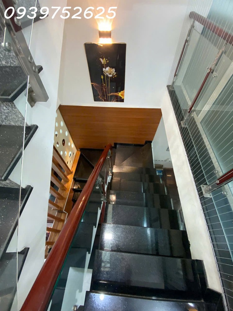 Bán Nhà Đường Quốc Lộ 13 Ô Tô Vào Nhà 105m2 Ngang 4,5 Nở Hậu Ngay Vạn Phúc City Chỉ Nhỉnh 8 Tỷ