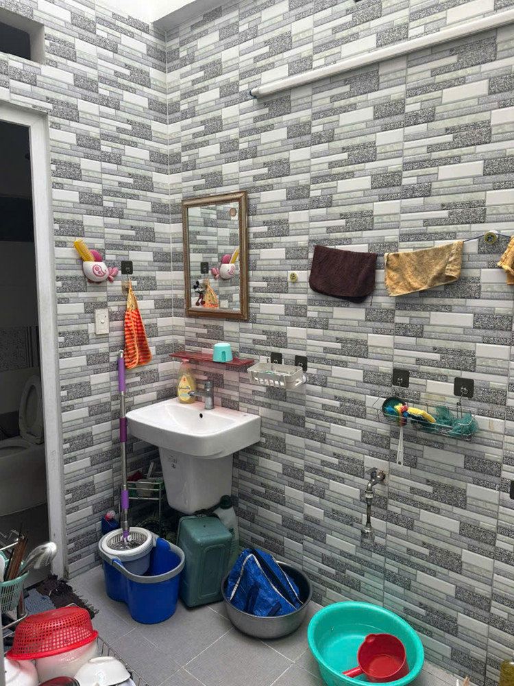 Bán nhà hẻm 6m Hiệp Thành 26 Quận 12, xe hơi đậu cửa, nhà đẹp hiện đại