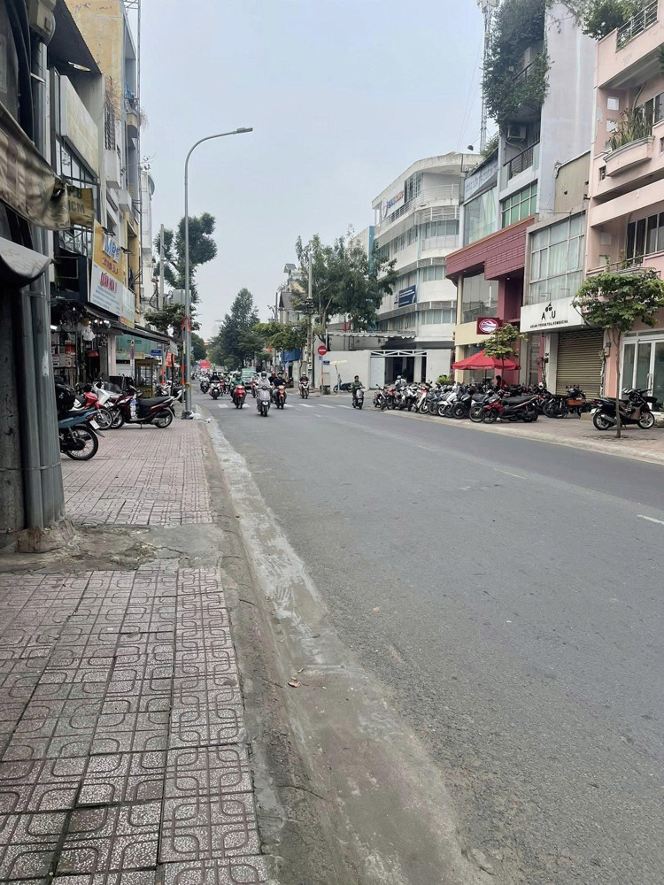 Bán nhà Mặt tiền Trần Huy Liệu - gần Hoàng Văn Thụ, 10,7x14m, 2 Tầng cũ, tiện xây, 32 tỷ