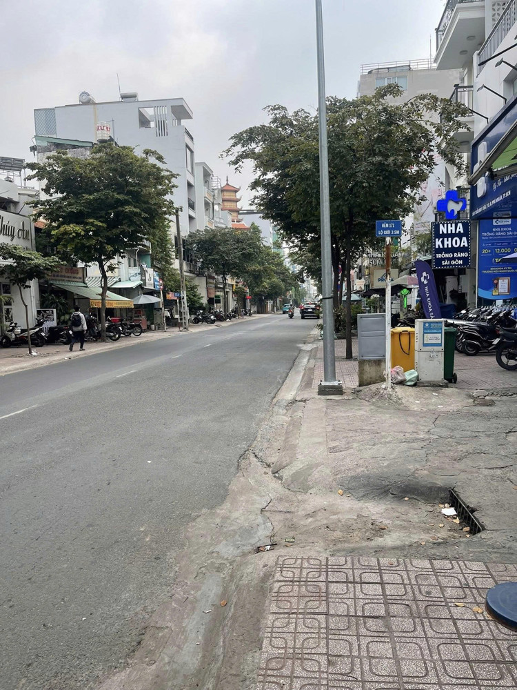 Bán nhà Mặt tiền Trần Huy Liệu - gần Hoàng Văn Thụ, 10,7x14m, 2 Tầng cũ, tiện xây, 32 tỷ