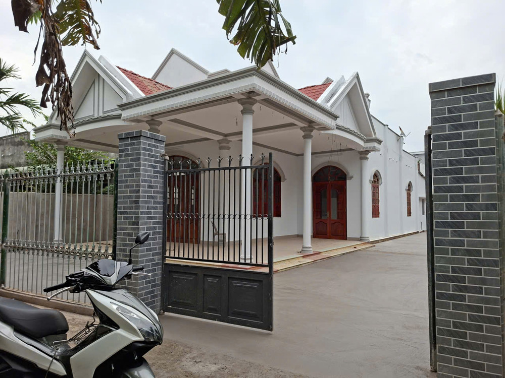 Mình muốn bán căn nhà y hình tại trung tâm hòa long. Dt 450m2. 60 thổ. 15x30