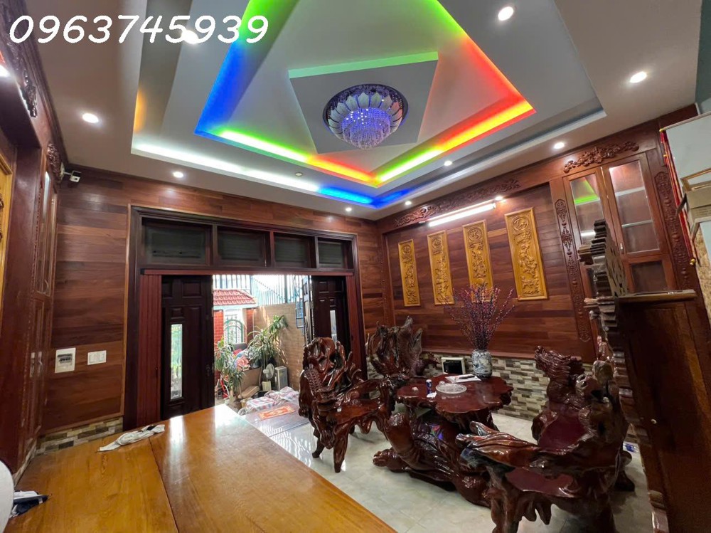 Nhà Nội Thất Gỗ Cao Cấp, 114M2, 3 Tầng, 8.25 Tỷ, Hiệp Bình Phước