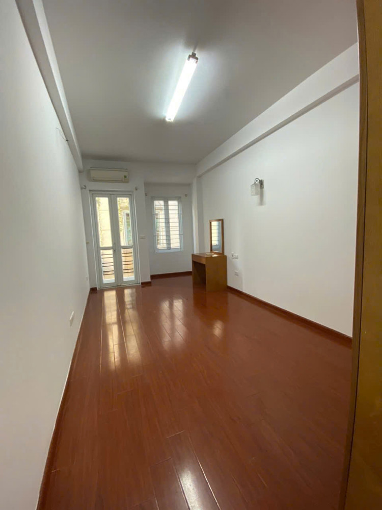 Cần bán nhà vị trí đẹp phố Hồng Tiến, quận Long Biên. Khu vực trung tâm, dân trí cao, tiện ích đầy