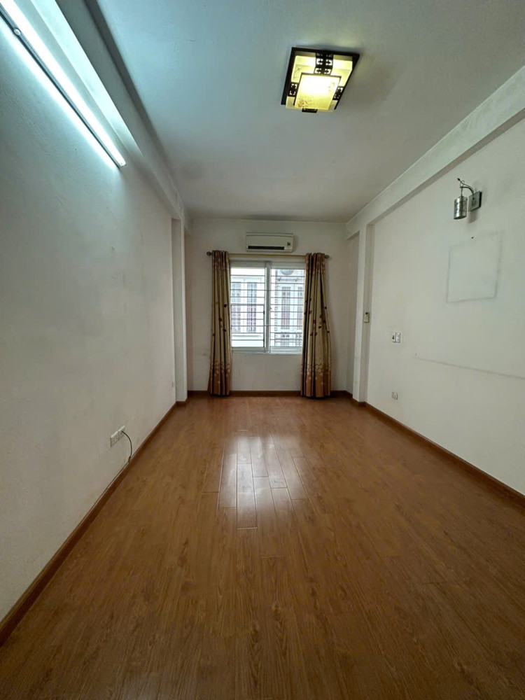 Cần bán nhà vị trí đẹp phố Hồng Tiến, quận Long Biên. Khu vực trung tâm, dân trí cao, tiện ích đầy