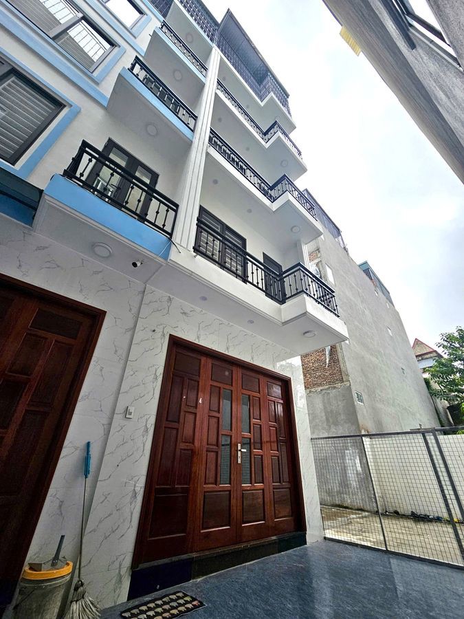 BÁN NHÀ MỚI FULL NỘI THẤT LÔ GÓC Phố Nguyễn Văn Linh 42m2 5 Tầng X 7,9 tỷ