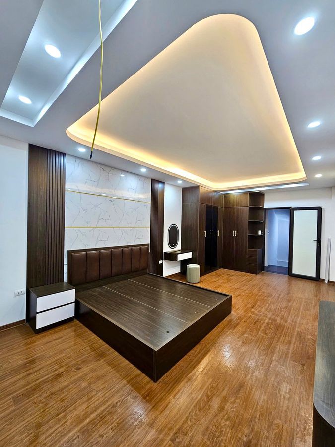 BÁN NHÀ MỚI FULL NỘI THẤT LÔ GÓC Phố Nguyễn Văn Linh 42m2 5 Tầng X 7,9 tỷ