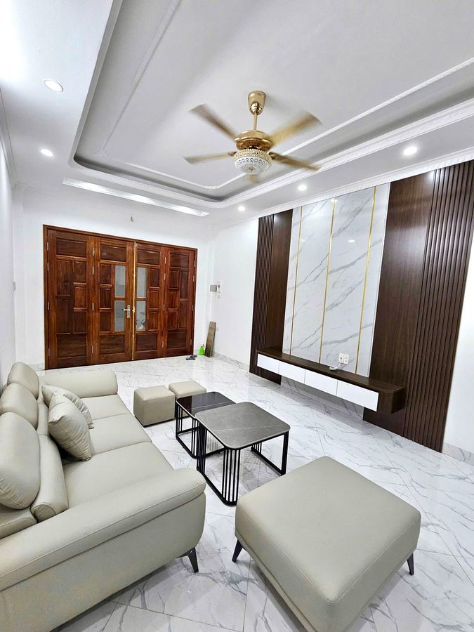 BÁN NHÀ MỚI FULL NỘI THẤT LÔ GÓC Phố Nguyễn Văn Linh 42m2 5 Tầng X 7,9 tỷ