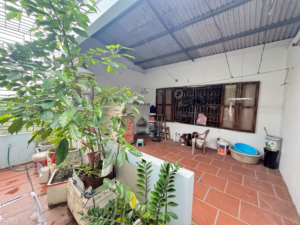 Bán nhà Hoàng Cầu 42/46m2.  5 tầng. mặt tiền 5.6m. giá 17.2 Tỷ Đống Đa Hà Nội