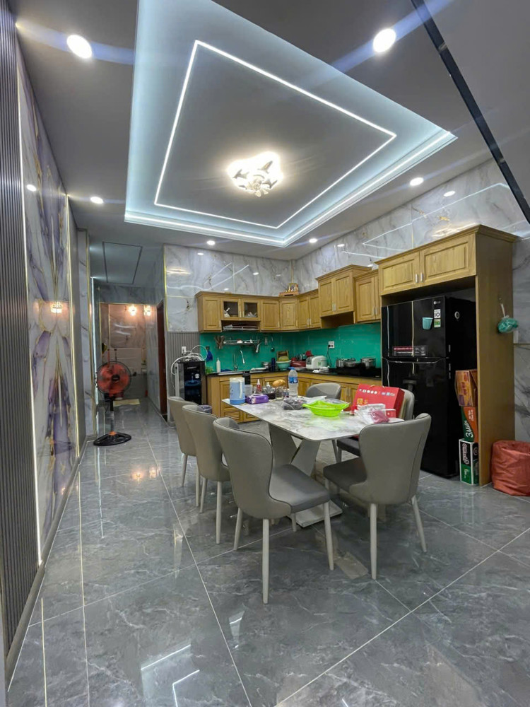 Bán Nhà 2 Tầng Trung Tâm Dĩ An,Shr Đường Xe Hơi,Tặng Full Nội Thất,Gần Chợ