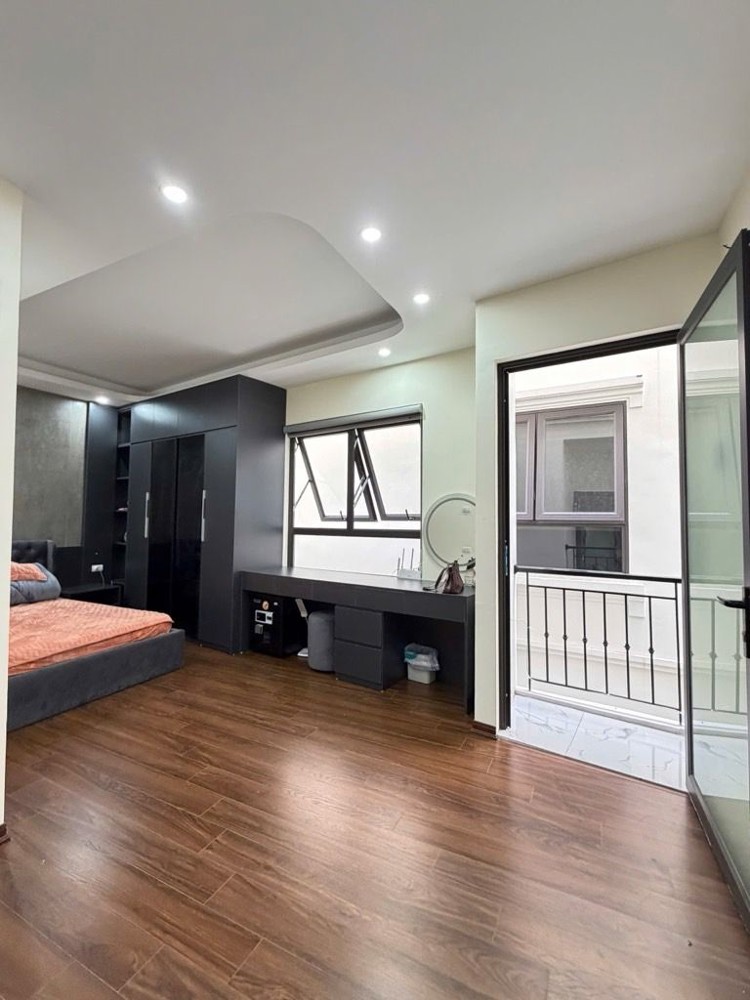 Hiếm ! hơn 9 tỷ nhà mới ngõ 239 Bồ Đề full nội thất 35m x 6T thang máy ở luôn