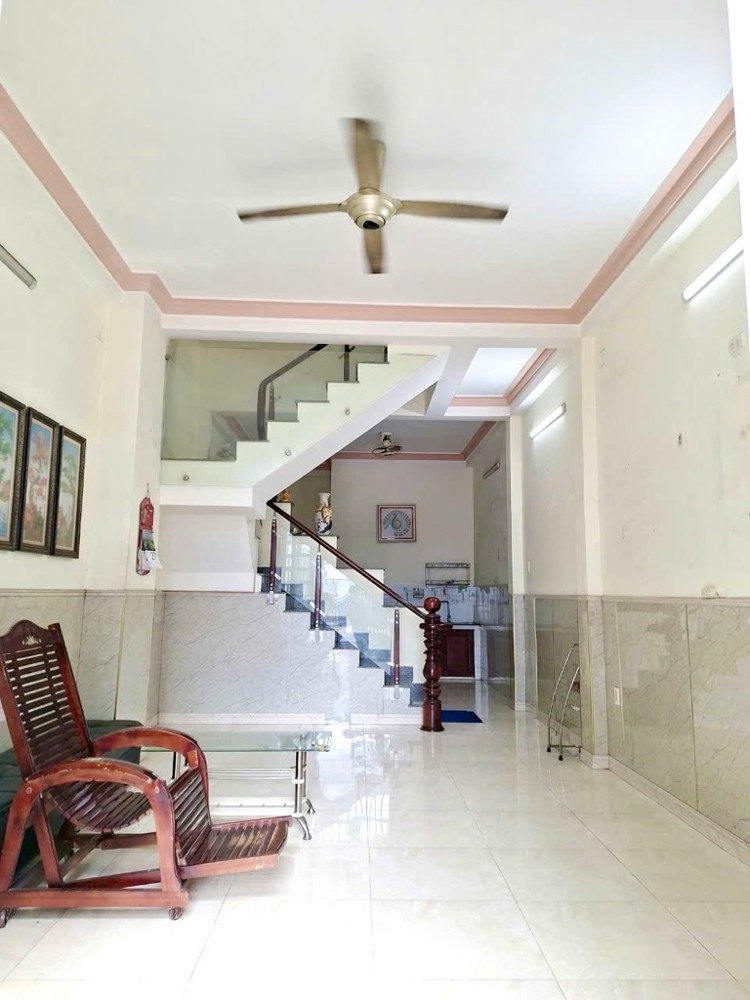 Nhà Linh Đông, 65m2, 2 tầng BTCT, Hoàn Công, Ô tô đổ cổng chỉ Nhỉnh 5 Tỷ