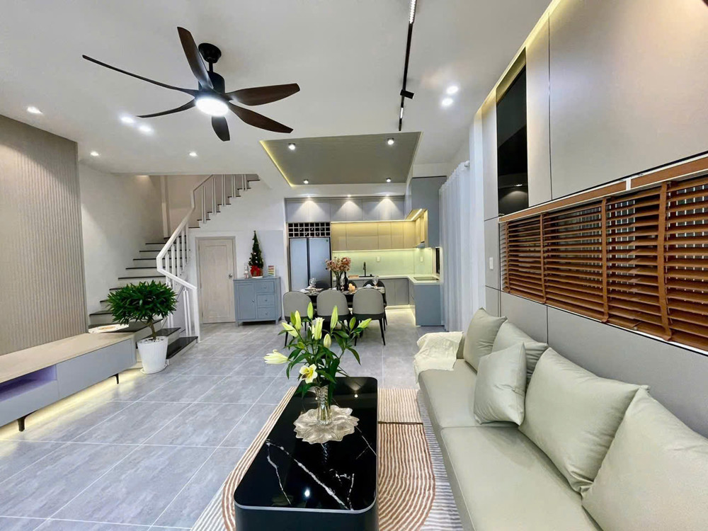 Cần bán nhà 3 tầng 3 mê sân thượng chill, 3 mặt kiệt sau lưng MT  Huỳnh Ngọc Huệ