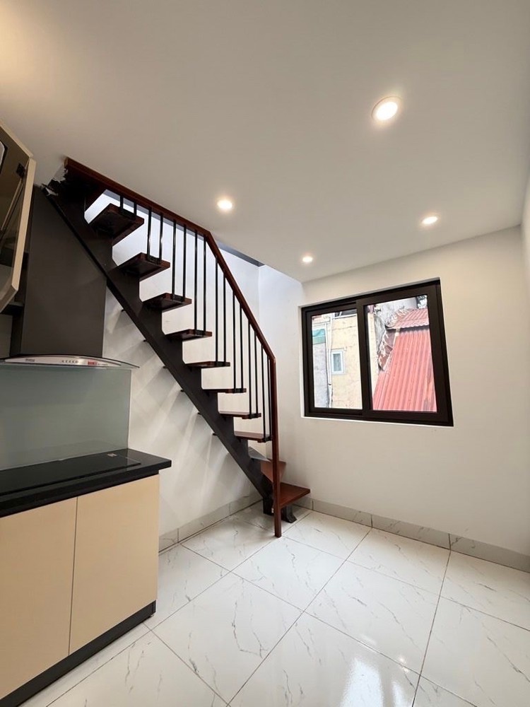 bán nhà hoàng hoa thám DT 20m x5 tầng chỉ 3,650 tỷ sổ đỏ,ngõ thông,gần phố,nhà đẹp