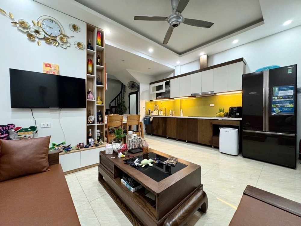 Hơn 7 tỷ nhà 35m x 5T ngõ 193 Bồ Đề, oto đỗ cửa, nhà mới ở luôn