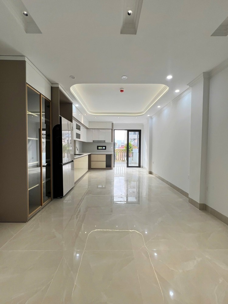 NHÀ MỚI PHỐ TRẦN QUỐC HOÀN 40M 7T NHỈNH 21 TỶ- Ô TÔ VÀO NHÀ- THANG MÁY-TRƯỚC NHÀ RỘNG THOÁNG