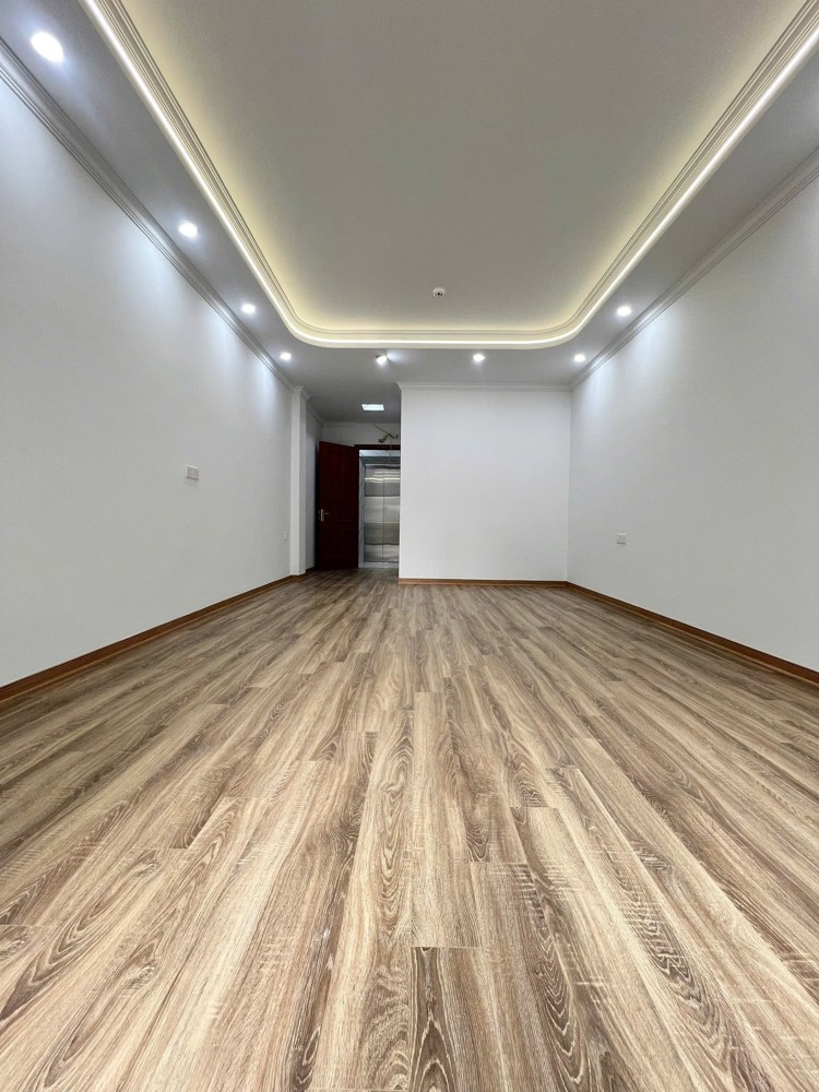 NHÀ MỚI PHỐ TRẦN QUỐC HOÀN 40M 7T NHỈNH 21 TỶ- Ô TÔ VÀO NHÀ- THANG MÁY-TRƯỚC NHÀ RỘNG THOÁNG