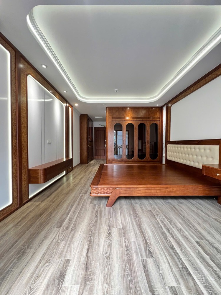 NHÀ MỚI PHỐ TRẦN QUỐC HOÀN 40M 7T NHỈNH 21 TỶ- Ô TÔ VÀO NHÀ- THANG MÁY-TRƯỚC NHÀ RỘNG THOÁNG