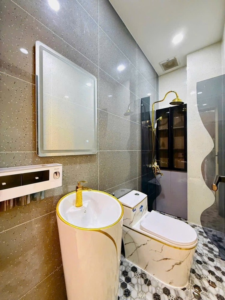 Bán nhà đẹp đường  Huỳnh Văn Nghệ, Tân Bình, TP HCM. DT 50m2, 4 tầng. Giá 7,9 tỷ, sổ hồng đầy đủ