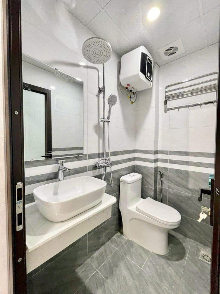 NHÀ ĐẸP 7 TẦNG THANG MÁY CỔ NHUẾ, 80M2 GIÁ 13,5 TỶ BAO BỌC XUNG QUANH BỞI 3 TRƯỜNG ĐẠI HỌC LỚN