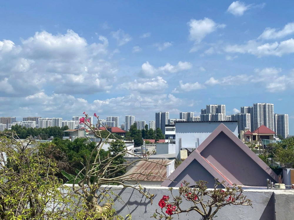 Chính chủ bán nhà 3 lầu đường Nguyễn Văn Tăng Q9 cũ, Mặt tiền 6m. Giá 6,65 tỷ. LH: 0845936678